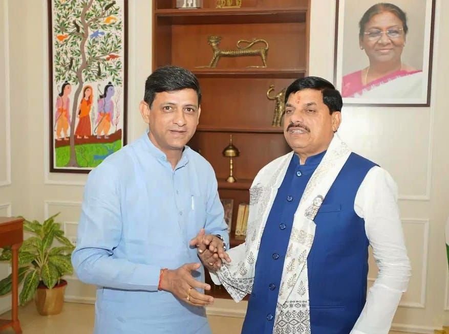 महापौर पुष्यमित्र भार्गव ने की मुख्यमंत्री से भेंट, विकास परियोजनाओं पर चर्चा