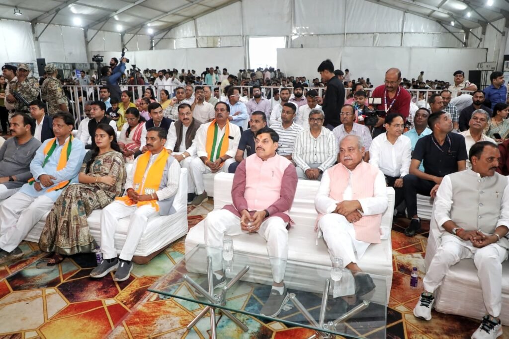 पीपरसेवा में CM डॉ यादव ने सुनी PM मोदी की मन की बात