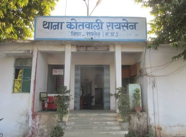 हिम्मतगढ़ में युवक का शव पेड़ से लटका मिला:परिजनों ने हत्या की आशंका जताई