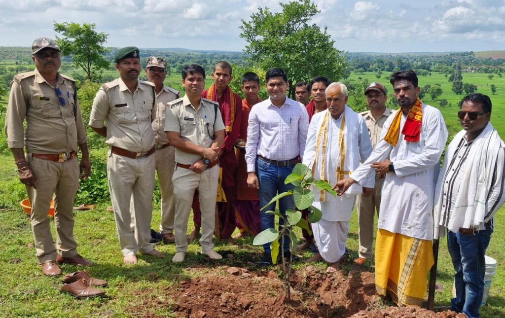 गोवर्धन पर्वत पर DFO ने किया वृक्षारोपण, अभियान की सराहना की