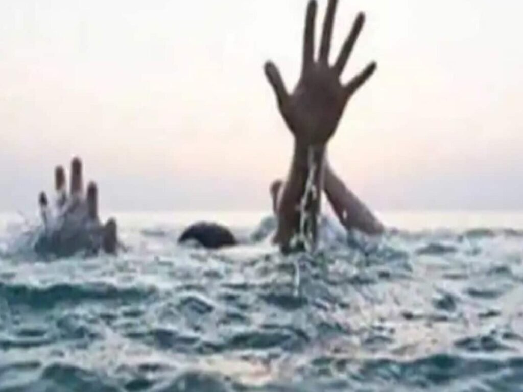 छत्तीसगढ में पुल पार करते समय कार बहने से चार लोगों की मौत