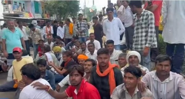 खाद के लिए परेशान किसानों ने सड़क पर जाम लगाया