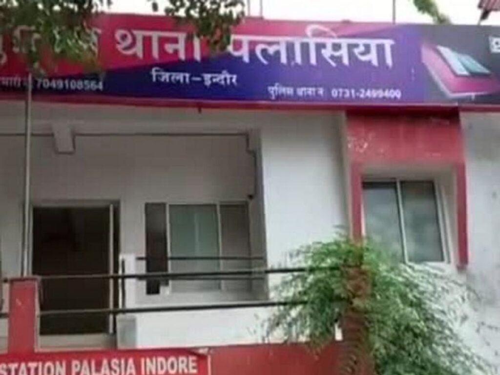 तलवार और धारदार चाकू के साथ युवक पकड़ा