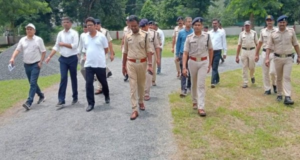 कलेक्टर एवं पुलिस अधीक्षक ने पुलिस परेड ग्राउंड का किया निरीक्षण