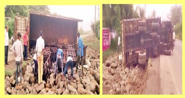 सड़क पर पलटा लोहे से लदा ट्रक, बाल-बाल बचे चालक और राहगीर