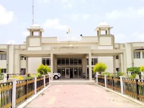 एक मां ने की जनसुनवाई में केरोसिन डालने की कोशिश