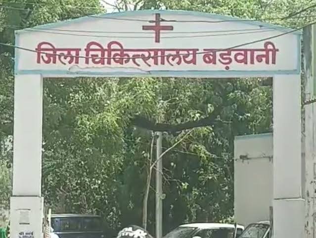 शिक्षा में सफलता: एम्बुलेंस चालक की बेटियों ने बढ़ाया जिले का मान