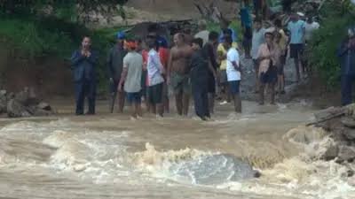 बारिश से जनजीवन अस्त-व्यस्त सेंधवा-राजपुर में मूसलाधार बारिश, डेब नदी पुल हुआ क्षतिग्रस्त