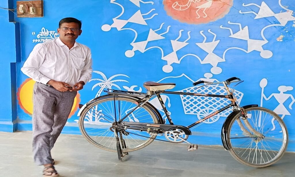 साइकिल चलाकर कलेक्टर पहुंचे कार्यालय