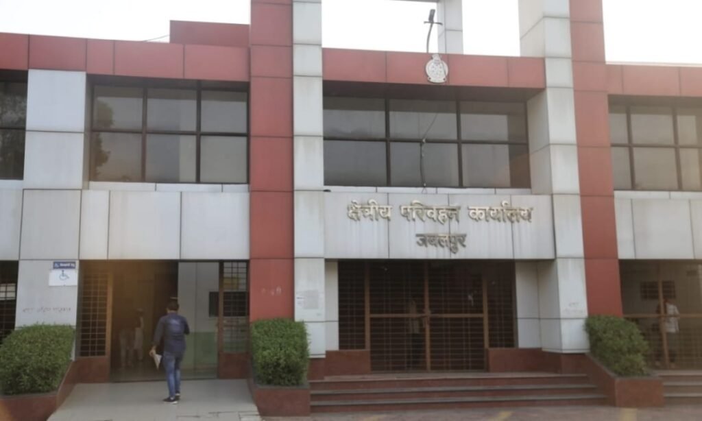 अधिक सवारियों पर सख्त कार्रवाई, सड़क सुरक्षा को प्राथमिकता