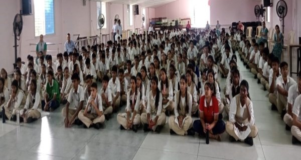 यातायात पुलिस ने बच्चों को बताए ट्रैफिक के नियम