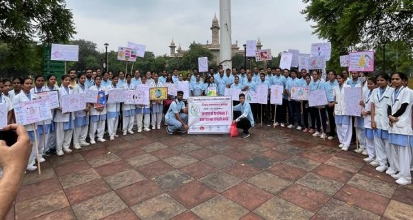 डाक्टरों ने बरसते पानी में पथ संचलन करके स्तनपान के महत्व को समझाया