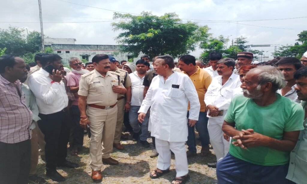 उर्वरक न मिलने से परेशान किसान सडक़ पर,घंटो बाधित रहा सतना-पन्ना मार्ग