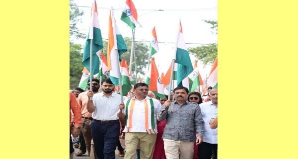 नगर निगम द्वारा शहर में निकाली विशाल तिरंगा यात्रा
