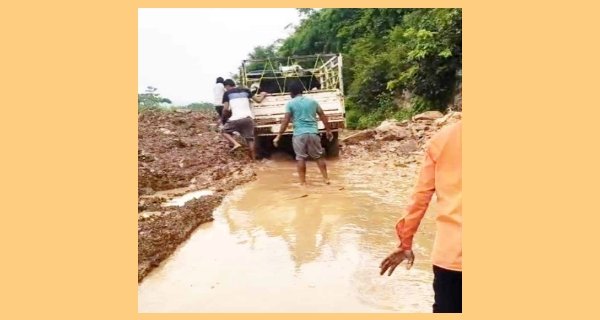 बीछी-हरमा मार्ग में फिर धसका कैमोर पहाड़ का मलवा