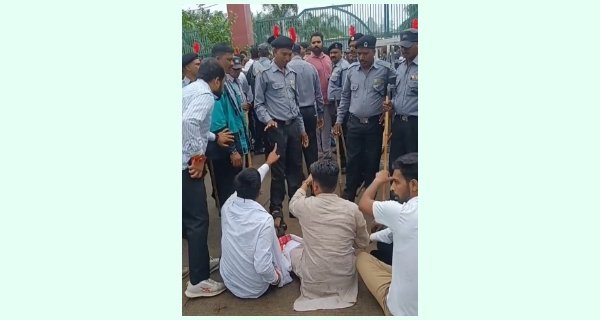 पीएचडी प्रवेश परीक्षा: अनियमितताओं को लेकर दो पक्षों में विवाद