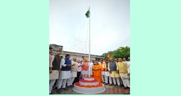 भाजपा प्रदेश कार्यालय में ध्वजारोहण, CM बोले- 2047 तक भारत होगा विकसित राष्ट्र