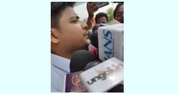 स्वतंत्रता दिवस समारोह में समस्याएं लेकर मंत्री के पास पहुंच गया युवक