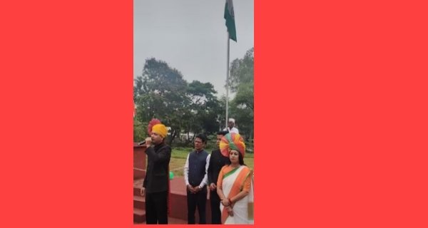 रायसेन में कलेक्टर अरुण विश्वकर्मा ने किया ध्वजारोहण।