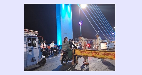 फ्लाईओवर में नियम तोड़ने वालों पर कार्यवाही