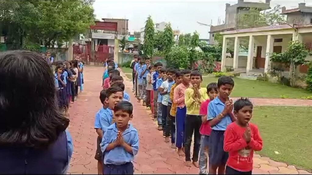 स्कूल खुले तीन माह, बच्चों को नहीं मिली यूनिफॉर्म