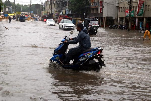 कर्नाटक में भारी बारिश के कारण कई इलाके जलमग्न