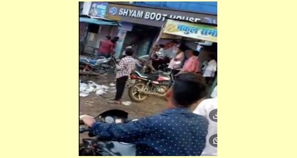 कार्यक्रम से लौट रहे युवकों के गुटों के बीच झगड़ा