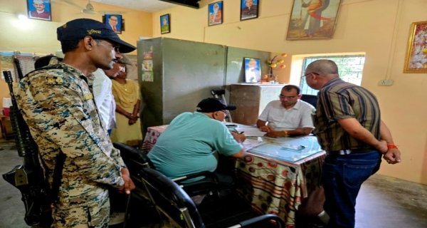 200 बच्चों के स्कूल में मिले मात्र 27 बच्चे, शिक्षक भी अनुपस्थित, वेतन होगा राजसात