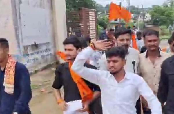 स्कूल और हॉस्टल की अनियमितताओं पर DEO को ज्ञापन