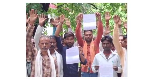 सड़क डलवाने की मांग को लेकर कलेक्ट्रेट पहुंचे कोरिनपुरवा के ग्रामीण