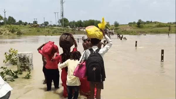 बारिश और मुसीबत: इकारा गांव की टूटी सड़क अब तक नहीं बनी