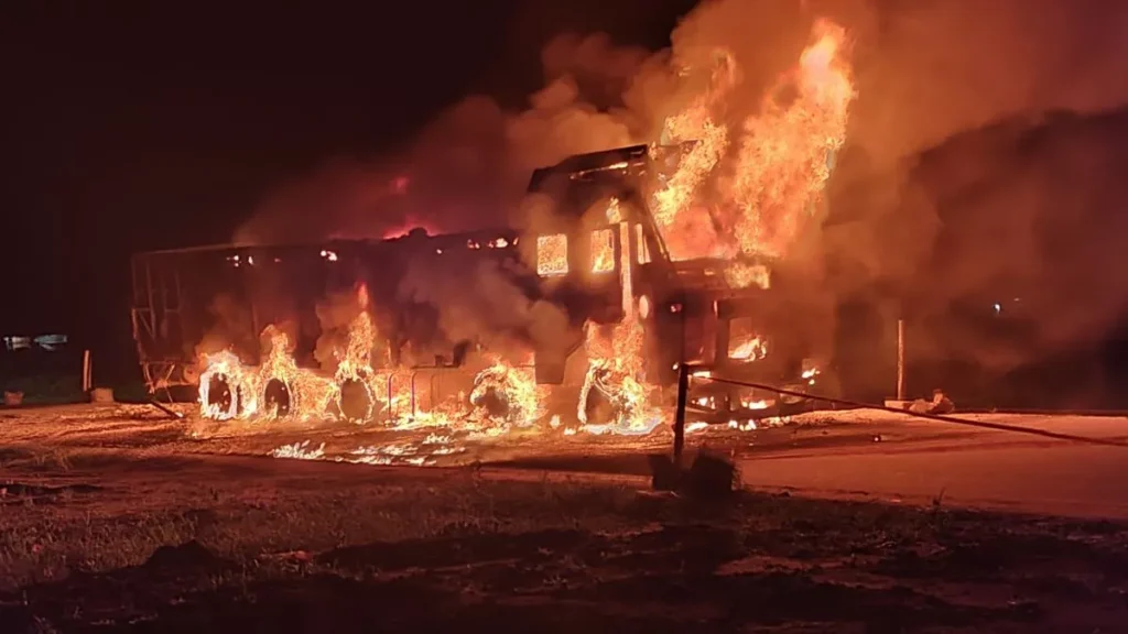 आगजनी से ट्रक जलकर खाक केमिकल और पेंट से था लदा 