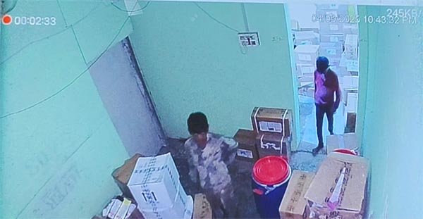 दीवार तोडक़र चार दुकानों में चोरी, CCTV में कैद हुई वारदात