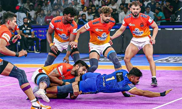 मौजूदा चैंपियन हरियाणा स्टीलर्स ने पुनेरी पल्टन को हराया
