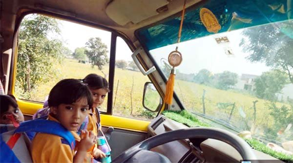 तीसरे दिन भी स्कूल वाहन नियम विरुद्ध दौड़ते रहे