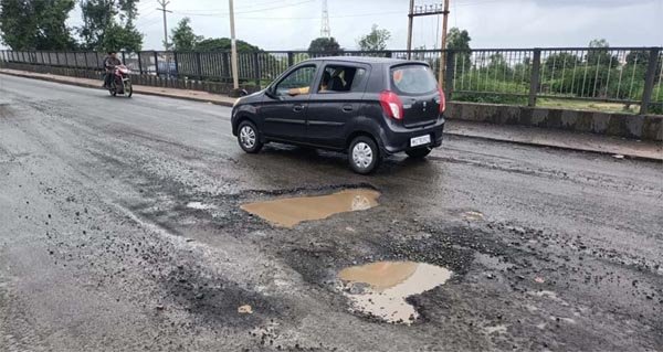 बारिश में बिगड़ी सड़कों की सूरत, बढ़े हादसे, श्यामपुर जाने वाली सड़क गड्डों में तब्दील