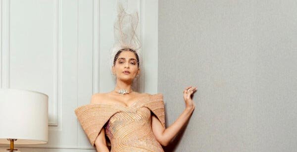 सोनम कपूर ने ज़ोया ज्वेल्स के नए कलेक्शन व्हिस्पर्स फ्रॉम द वैली में बिखेरा जलवा