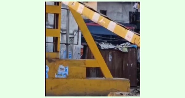 भिंड शहर में कंटेनर ने तोड़ा बैरियर, ठप हुआ यातायात