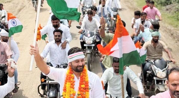 खराब फसल के साथ प्रदर्शन, किसान स्वाभिमान तिरंगा रैली निकली