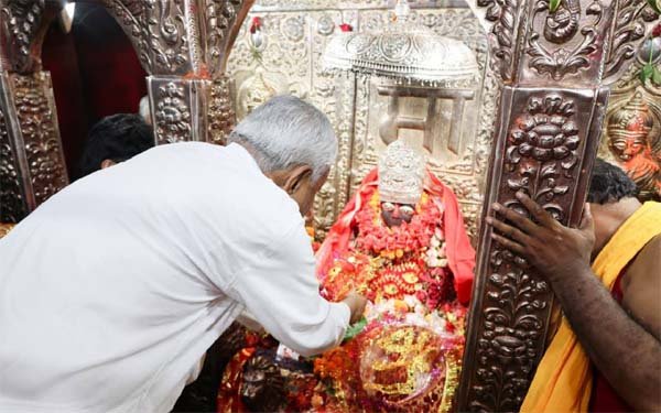 महाअष्टमी पर मुख्यमंत्री नीतीश कुमार ने की मां दुर्गा की आराधना, राज्यवासियों के लिये की सुख- शांति की कामना