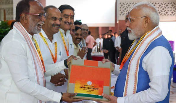 जीएसटी सुधार के लिए प्रधानमंत्री का अभिनंदन, पिछली पंक्ति में नजर आए मोदी