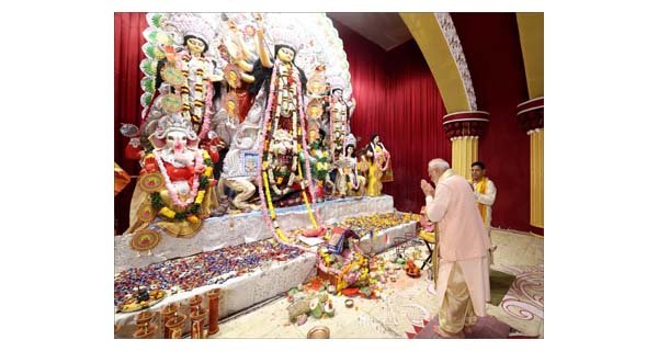 मोदी ने सी आर पार्क में दुर्गा पूजा पंडाल में की पूजा