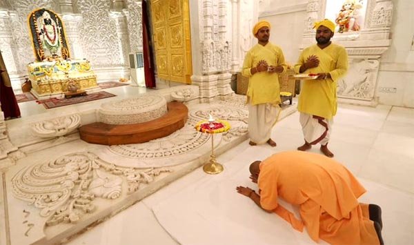 योगी ने हनुमानगढ़ी में लगाई हाजिरी, रामलला के श्रीचरणों में झुकाया शीश