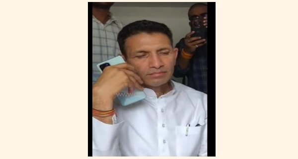 पटवारी ने उमरिया खाद्य गोदाम में पहुंचकर सुनी किसानों की खाद समस्या