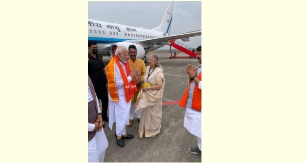 पीएम मोदी, धार के भैंसोला के लिए रवाना