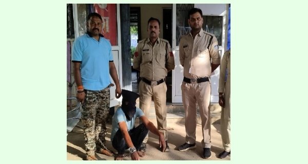 दामाद ने ससुराल जाकर हसिये से किया पत्नी पर हमला