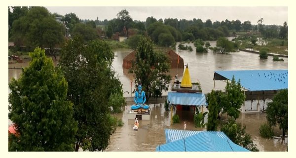 लगातार भारी बरसात में पूरा मुक्तिधाम डूबा