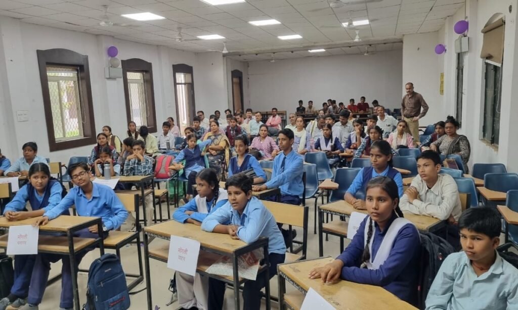 मोगली बाल उत्सव परीक्षा में विद्यार्थियों ने की सहभागिता