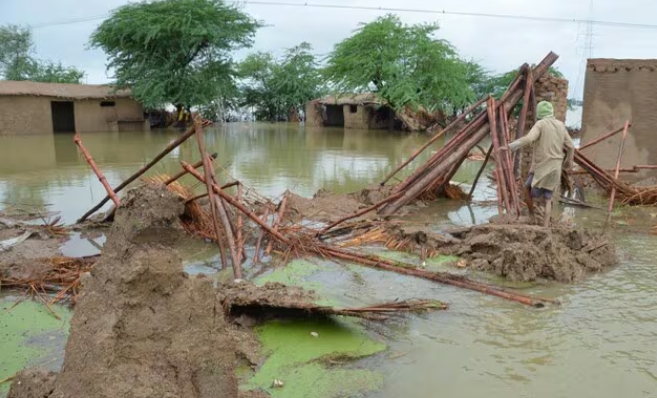 पाकिस्तान में 40 लाख लोग बाढ़ से प्रभावित