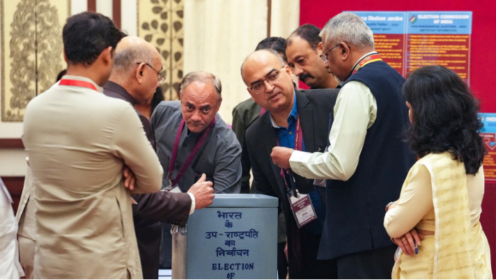 उप राष्ट्रपति चुनाव: मोदी, सोनिया, राहुल, राजनाथ सहित कई नेताओं ने किया मतदान